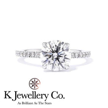 將圖片載入圖庫檢視器 Moissanite Four Prong Hidden Halo Paved Ring 莫桑石四爪隱形高托圍鑲戒指
