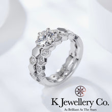 將圖片載入圖庫檢視器 Moissanite Bee My Love Stacking Ring 莫桑石蜂巢排戒
