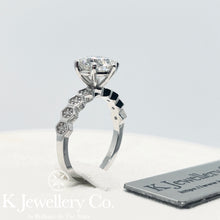 將圖片載入圖庫檢視器 Moissanite Bee My Love Ring 莫桑石蜂巢單鑽戒指
