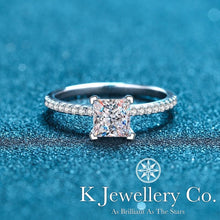 將圖片載入圖庫檢視器 Moissanite Princess Cut Paved Ring 莫桑石公主方微鑲戒指
