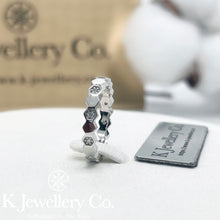 將圖片載入圖庫檢視器 Moissanite Bee My Love Stacking Ring 莫桑石蜂巢排戒
