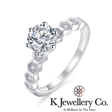 將圖片載入圖庫檢視器 Moissanite Bee My Love Ring 莫桑石蜂巢單鑽戒指
