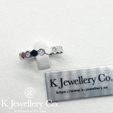 將圖片載入圖庫檢視器 Moissanite Bee My Love Stacking Ring 莫桑石蜂巢排戒
